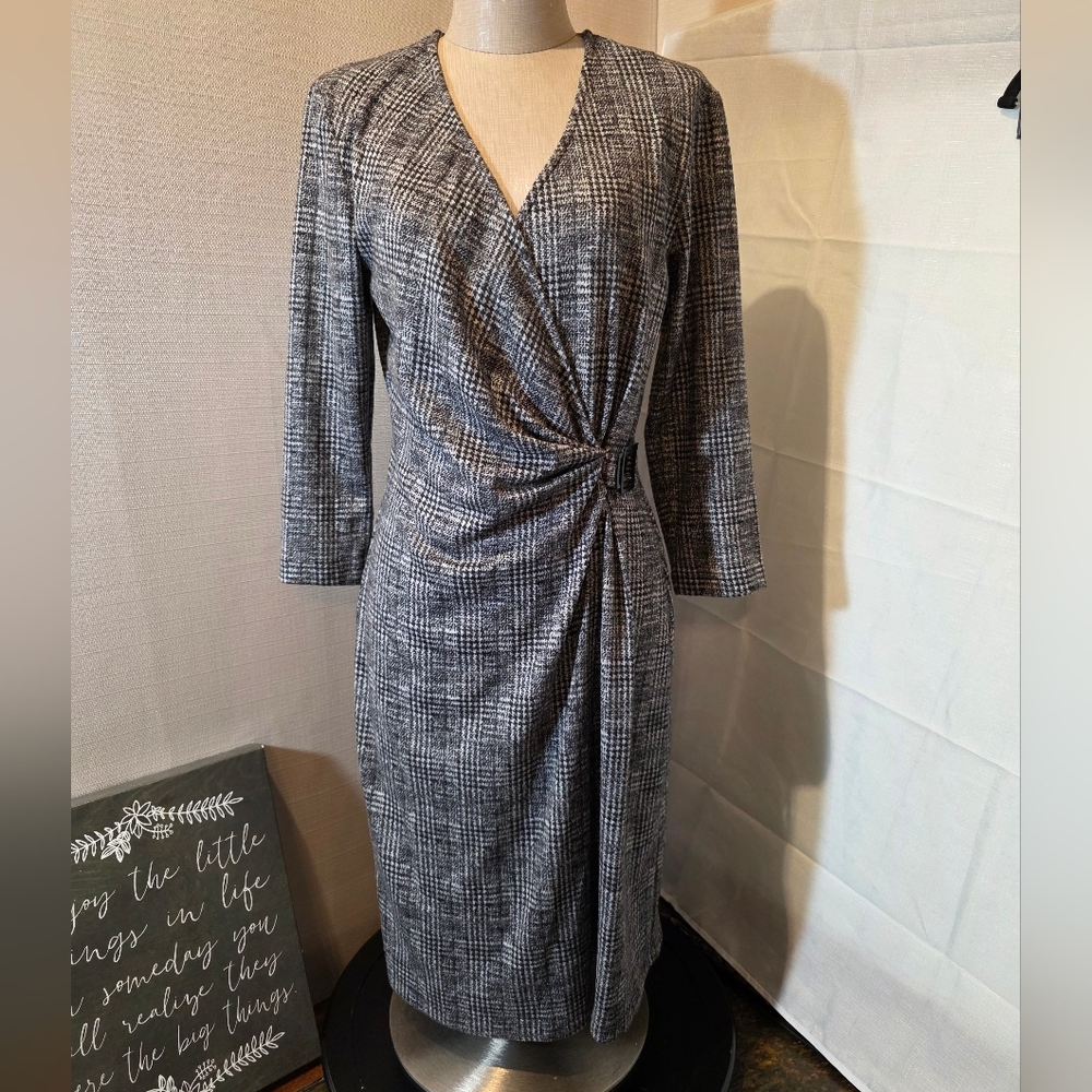 Connected Apparel  Black/Gray V-Neck Dress w/ Ruched & Buckle Detail. Sz 6. EUC.
